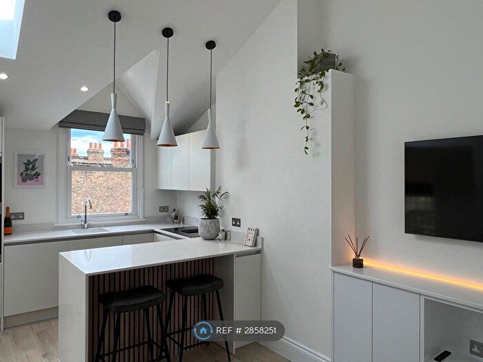 2 Bedroom Flat To Rent In Oakhill Road, London, SW15