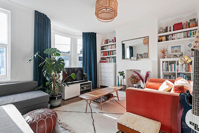 2 Bedroom Flat For Sale In Melford Road, Leytonstone, E11