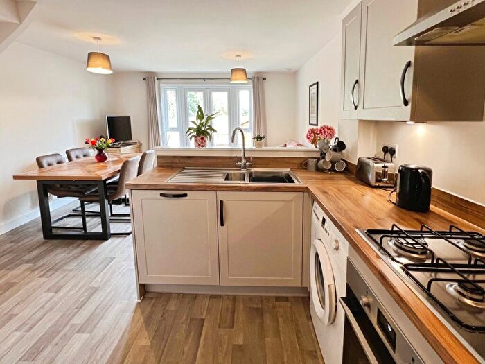 4 Bedroom End Of Terrace House For Sale In Leafcutter Way, Cleckheaton, West Yorkshire, BD19