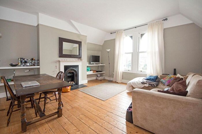 3 Bedroom Flat To Rent In Cavendish Road, Clapham, SW12
