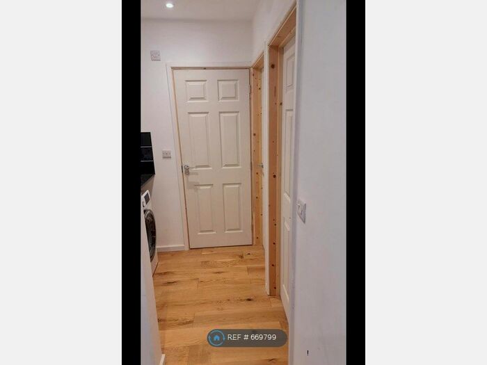 2 Bedroom Bungalow To Rent In Fleet Street, Aylesbury, Bucks, HP20