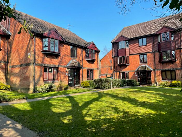 2 Bedroom Flat To Rent In Foxhills, Horsell, Woking, GU21