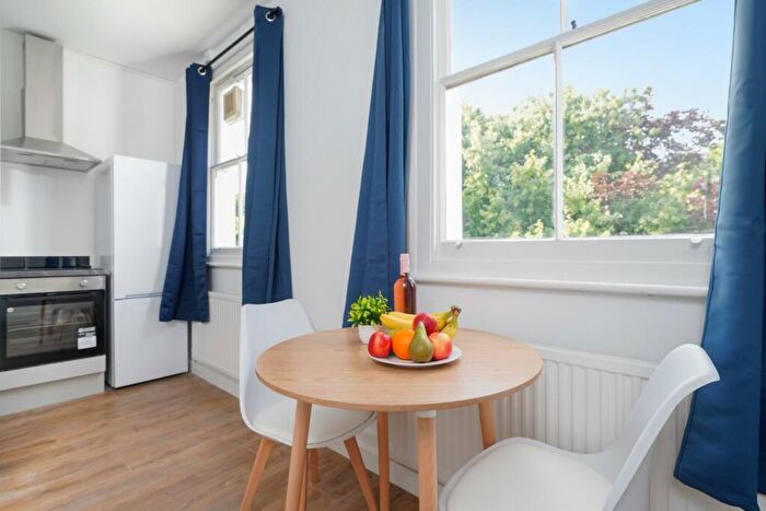 Apartment To Rent In Grafton Road, London, NW5