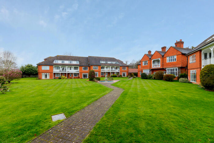 2 Bedroom Flat To Rent In Oak Lodge, Leigh Corner, Cobham, KT11