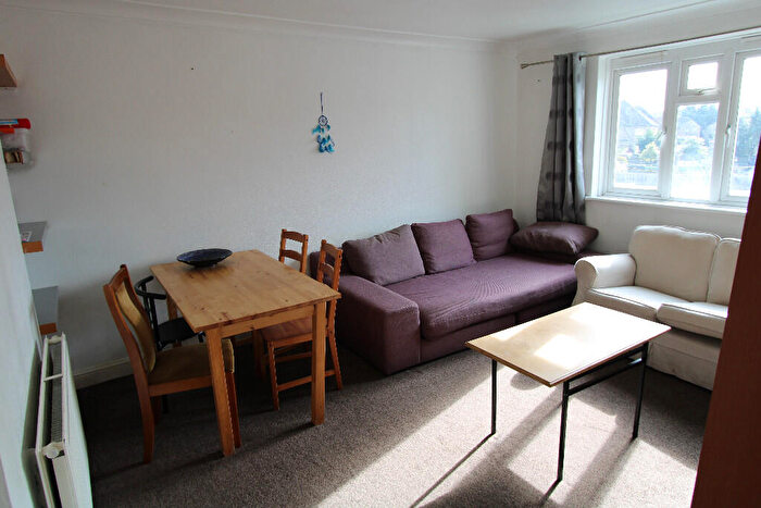 3 Bedroom Flat To Rent In Tamworth Lane, London, CR4