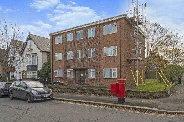 2 Bedroom Flat To Rent In Chelmsford Road, E18