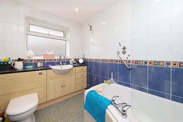 2 Bedroom Detached House For Sale In Royal Lane, Hillingdon, UB8