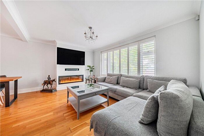 4 Bedroom Bungalow For Sale In Broom Mead, Bexleyheath, DA6