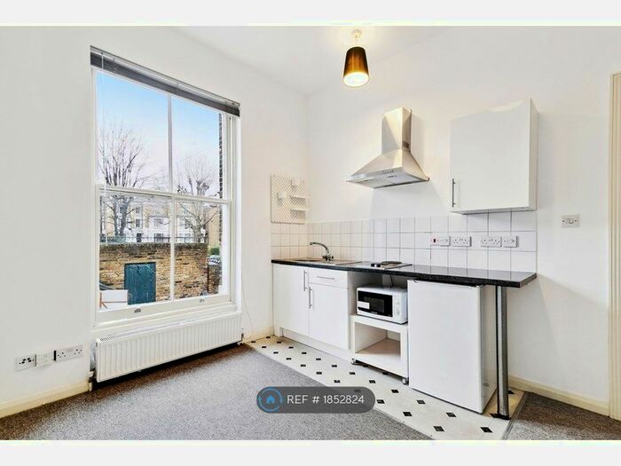 Studio To Rent In Stockwell, London, SW9