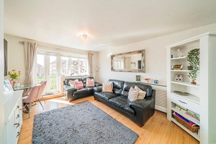 2 Bedroom Flat For Sale In Basing Way, Finchley, N3