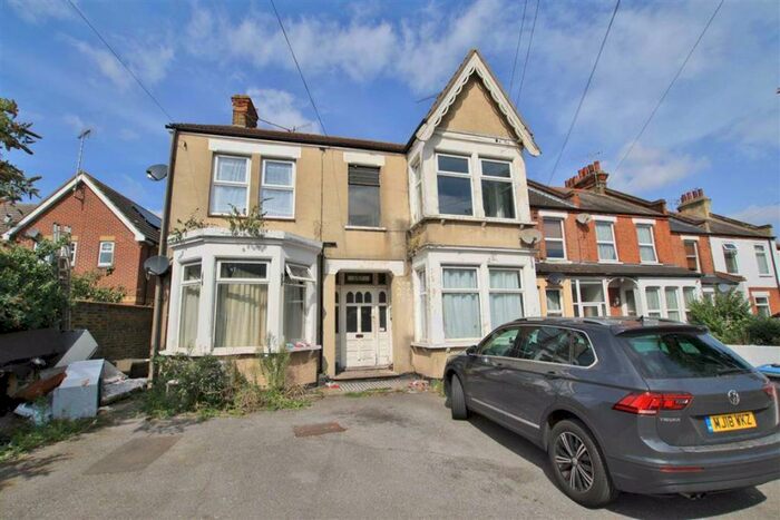 1 Bedroom Flat To Rent In Hamlet Court Road, Westcliff On Sea, Essex, SS0