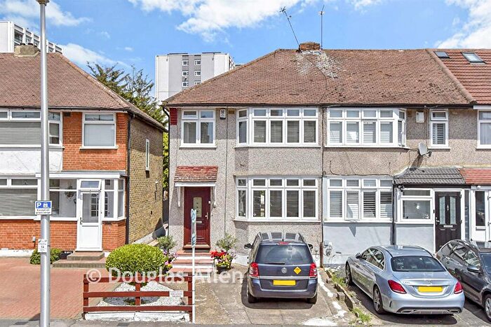 3 Bedroom End Of Terrace House For Sale In Wansford Road, Woodford Green, Essex, IG8