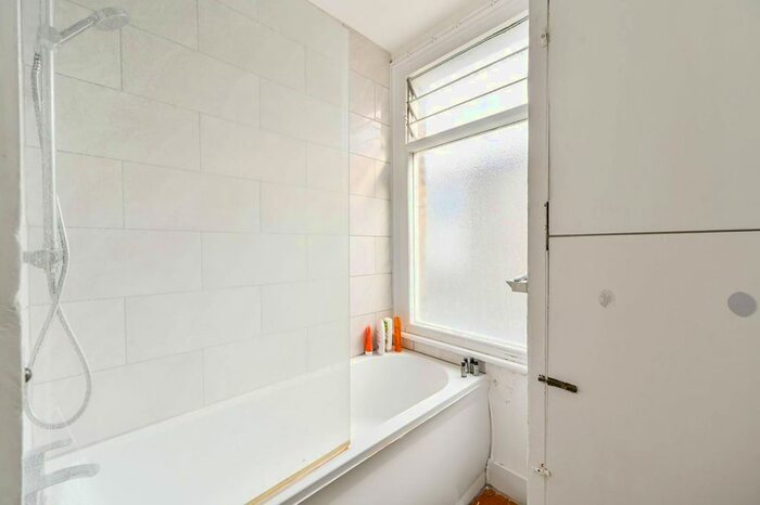 2 Bedroom Flat To Rent In Vaughan Road, Camberwell, London, SE5