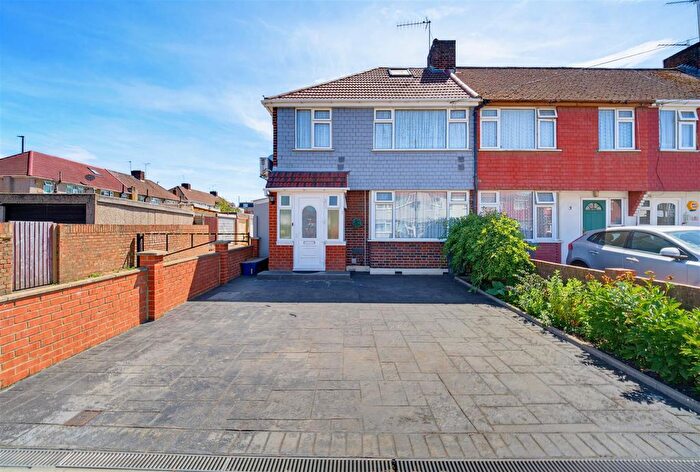 3 Bedroom End Terrace House For Sale In Lansbury Avenue, Feltham, TW14