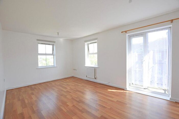 2 Bedroom Flat To Rent In Piper Way, Ilford, IG1