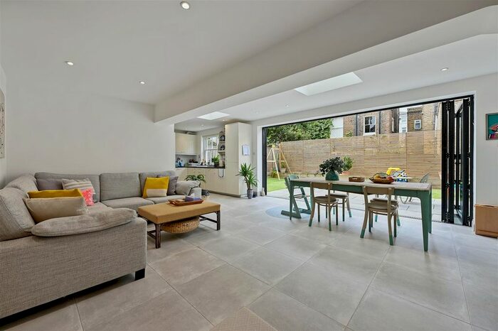 3 Bedroom Flat To Rent In Godolphin Road, London, W12