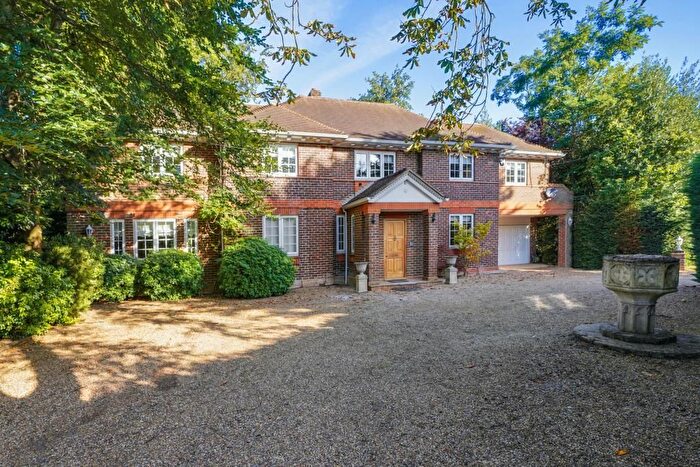 4 Bedroom Detached House To Rent In White Eaves, Oakfield Glade, Weybridge, Surrey, KT13