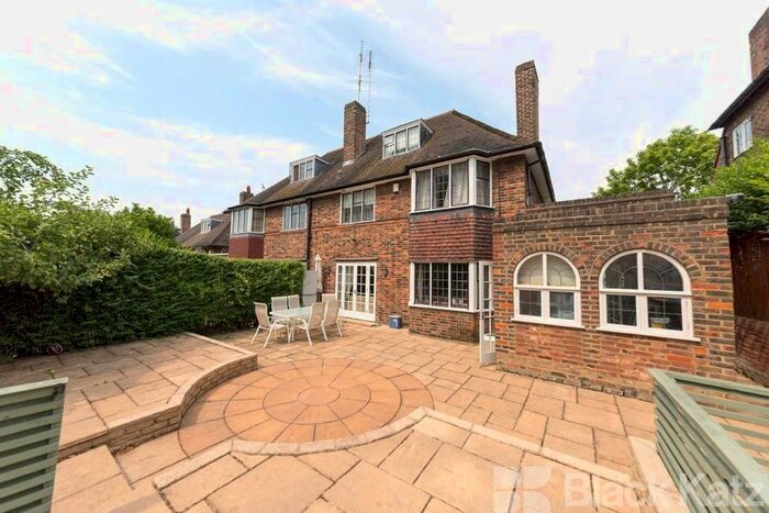4 Bedroom Town House To Rent In Brim Hill, London, N2