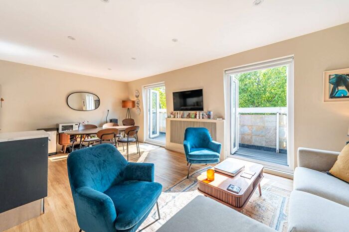 2 Bedroom Flat For Sale In Arundel Gardens, Notting Hill, London, W11
