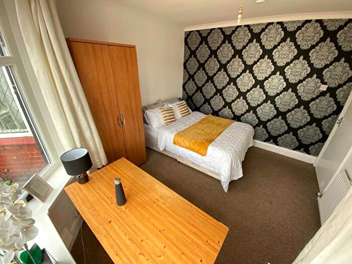 4 Bedroom Semi-Detached House To Rent In Talbot Road, Fallowfield, M14