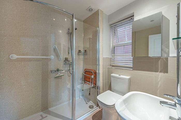 3 Bedroom End Of Terrace House For Sale In Jubilee Gardens, Tring, HP23