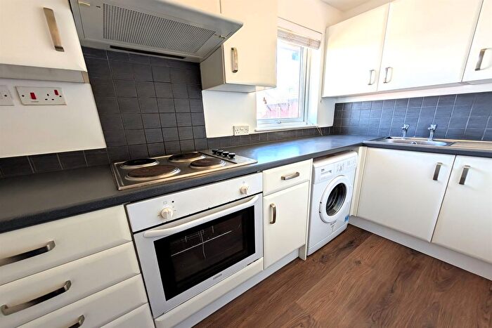 1 Bedroom Flat To Rent In Helford Gardens, SO18