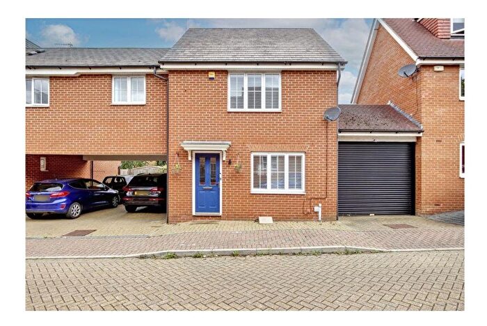 3 Bedroom Semi Detached House For Sale In Hayden Road, Waltham Abbey, EN9