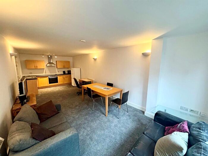 2 Bedroom Apartment To Rent In B Moss Street, Moss Street, L6