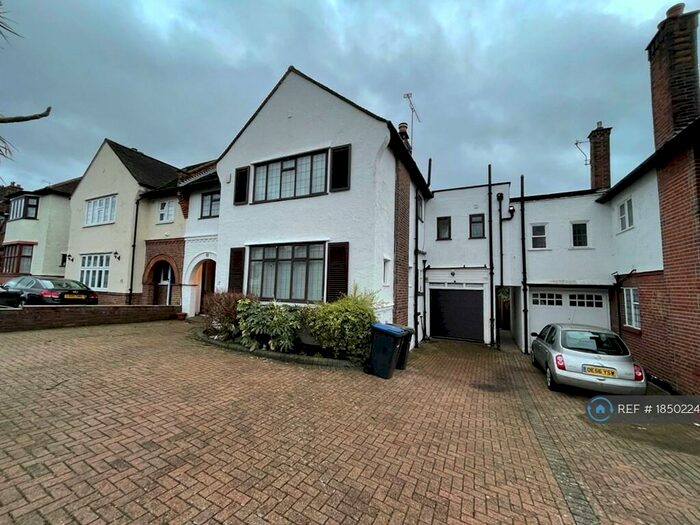 5 Bedroom Semi-Detached House To Rent In Forestdale, London, N14