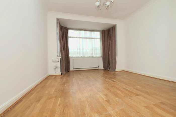 2 Bedroom Flat To Rent In Dyson's Road, London N18