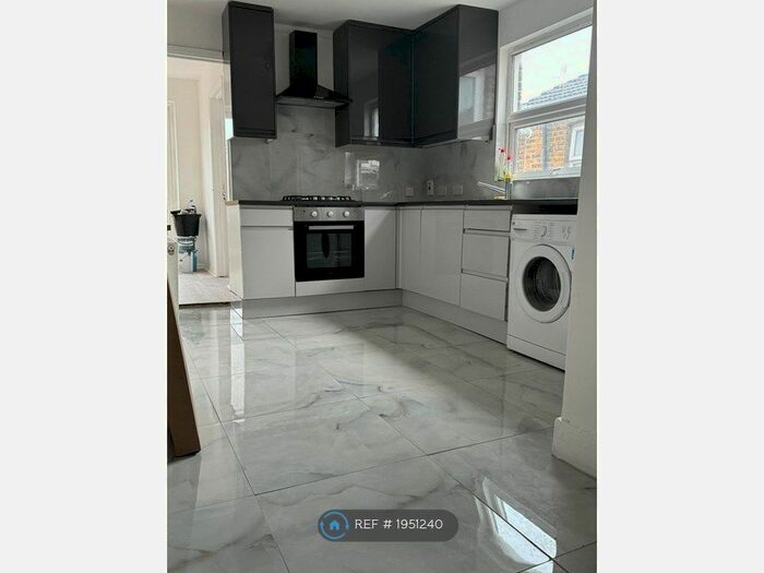 2 Bedroom Maisonette To Rent In Ecclesbourne Road, Thornton Heath, CR7