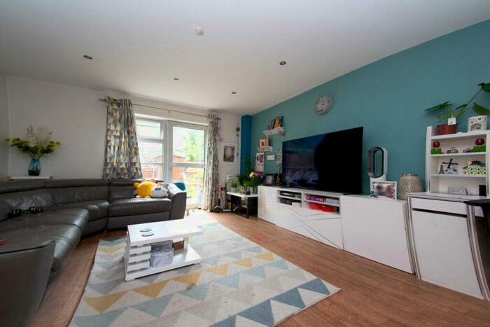 2 Bedroom Flat To Rent In Yew Tree Close London, SE13