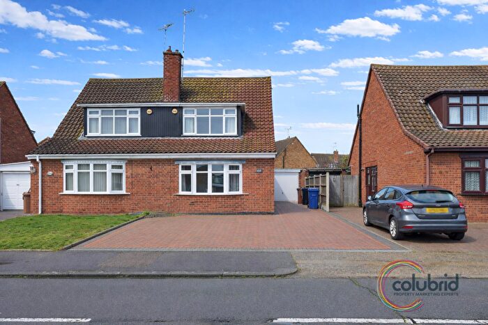 3 Bedroom Semi-Detached House For Sale In Goldsmiths Avenue, Corringham, SS17