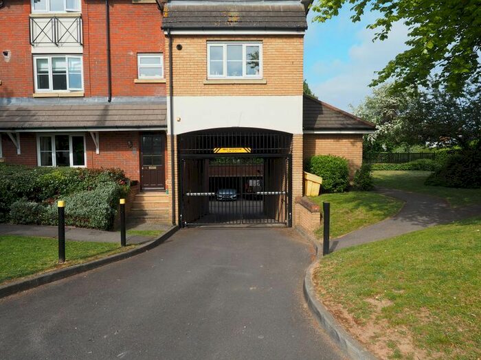 2 Bedroom Flat To Rent In Bath Road, Burnham Heights, Slough, SL1