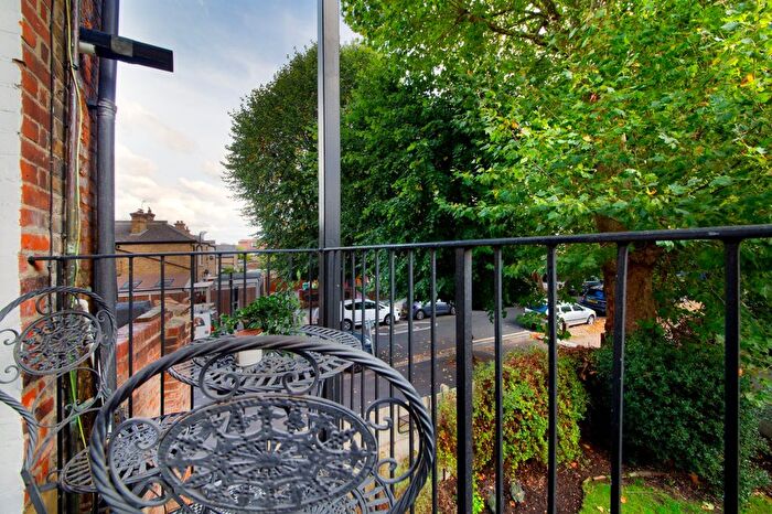 3 Bedroom Flat To Rent In Sheengate Mansions, Upper Richmond Road West, SW14
