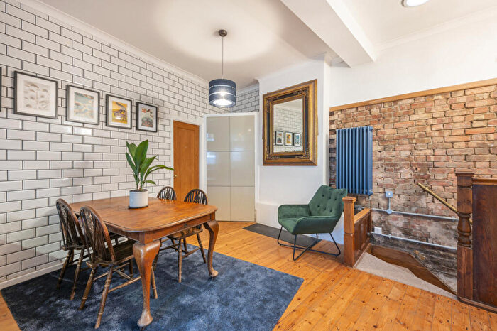 3 Bedroom Flat To Rent In Old Queen Anne House, Aylesbury Road, SE17