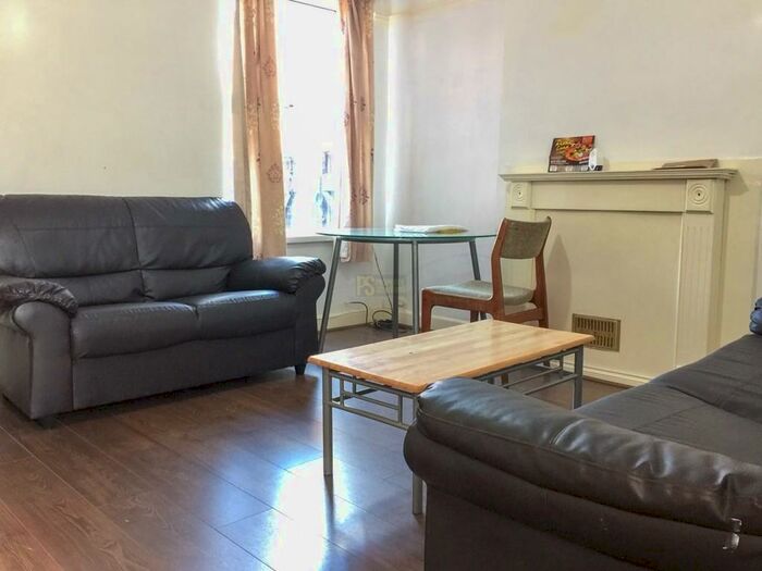 3 Bedroom Terraced House To Rent In Umberslade Road - Bath Student Property, B29