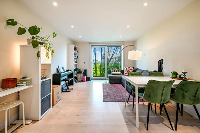 2 Bedroom Flat To Rent In Parkside, SW11