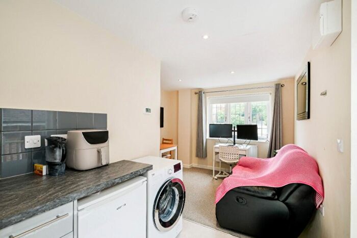 1 Bedroom Detached House To Rent In Harts Grove, Woodford Green, Essex, IG8