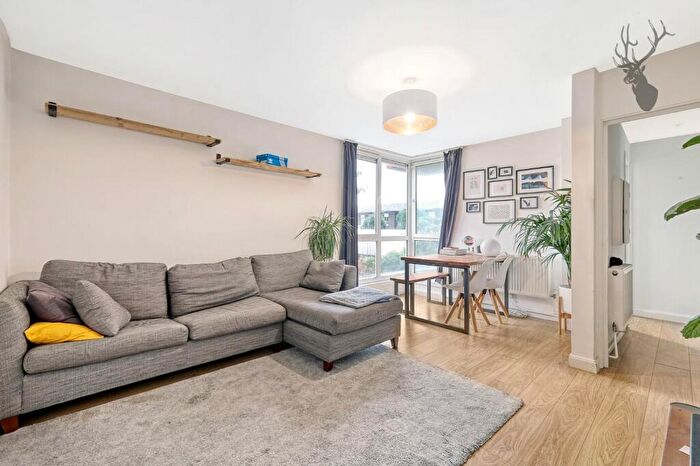 2 Bedroom Apartment To Rent In Pulteney Close, Bow, E3