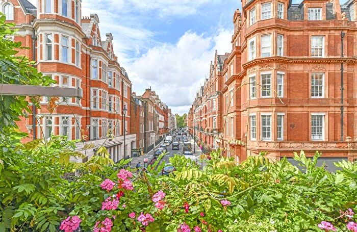 3 Bedroom Maisonette To Rent In North Audley Street, Mayfair, London, W1K