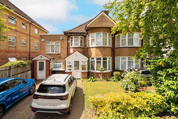 2 Bedroom Flat For Sale In Watford Way, London, NW4