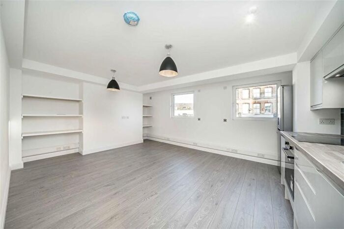 2 Bedroom Flat To Rent In Briggs Mews, London, SE12