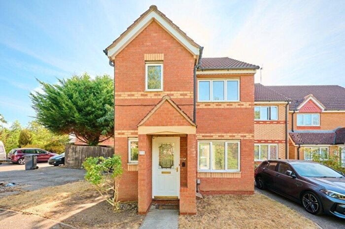 3 Bedroom Semi-Detached House For Sale In Gabor Close, Rugby, CV21