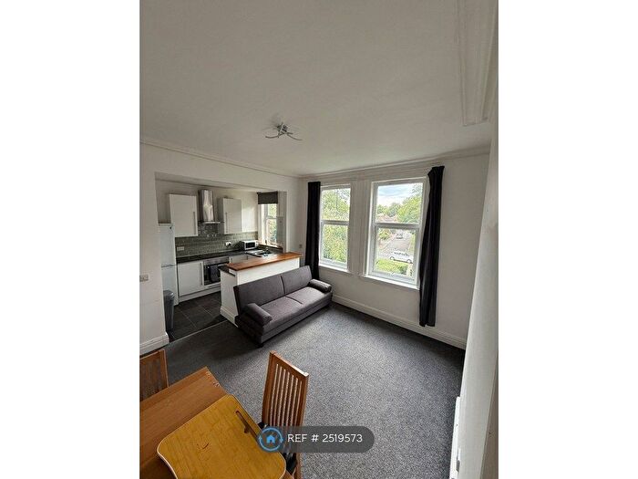 2 Bedroom Flat To Rent In Grove Lane, Leeds, LS6