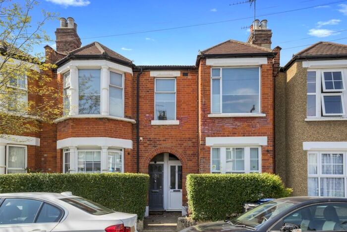 3 Bedroom Maisonette To Rent In Leslie Road London, N2