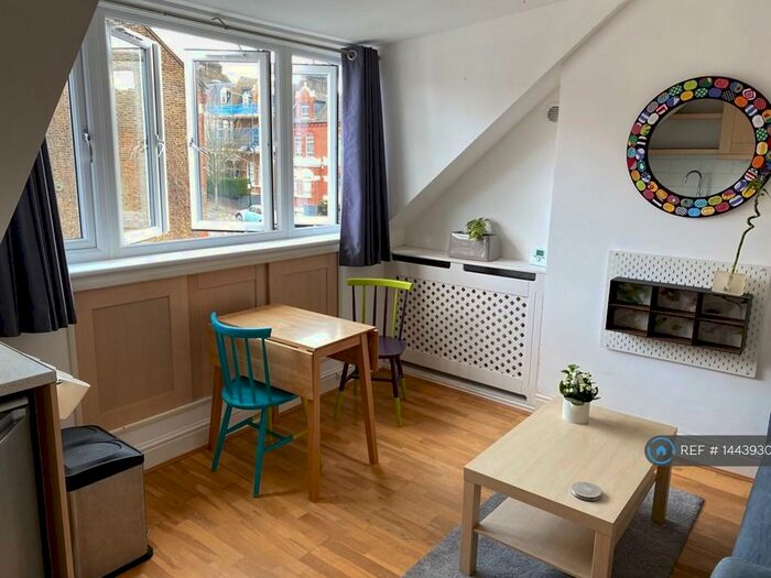 1 Bedroom Flat To Rent In Top Floor, London, N8
