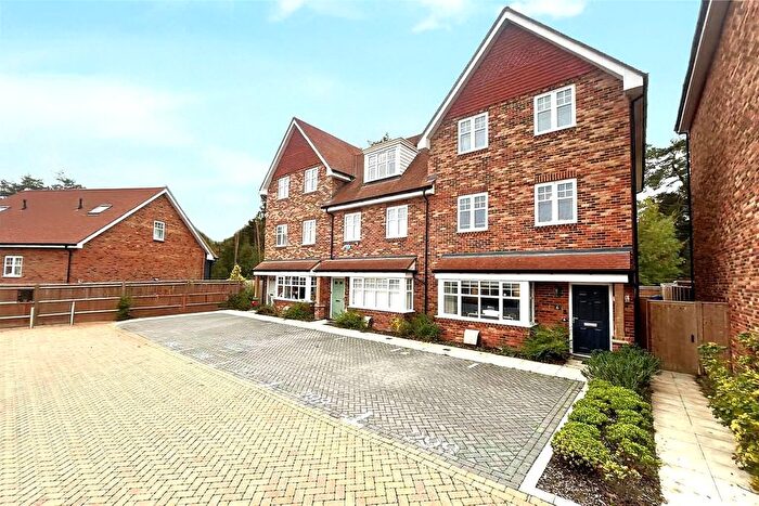 4 Bedroom End Terrace House For Sale In Sweet Chestnut Close, Fleet, Hampshire, GU51