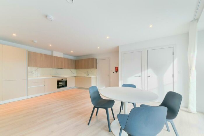 2 Bedroom Flat To Rent In A Red Post Hill London, SE24