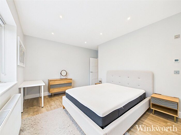 2 Bedroom Flat To Rent In Whitehall Gardens, London, Uk, W3